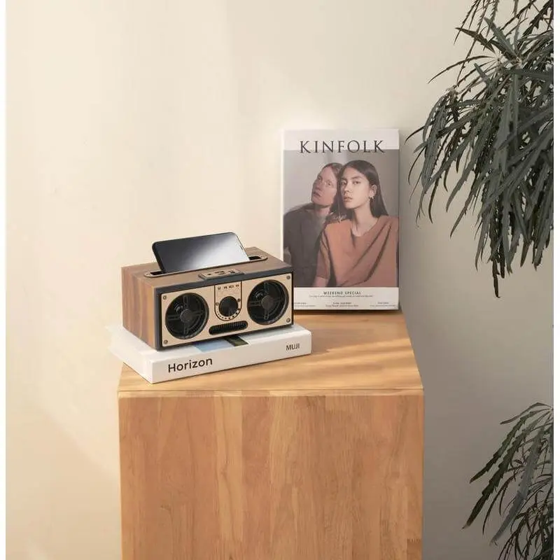 SEVAN - Giftology Retro Bluetooth Speaker.webp